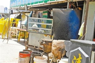 蘭州新區(qū)一小校門“圍城” 流動攤販扎堆 食品安全與交通消防隱患亟待破局